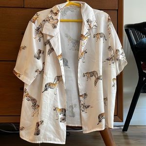 TIGER PRINT SIZE SMALL BUTTON DOWN SHIRT